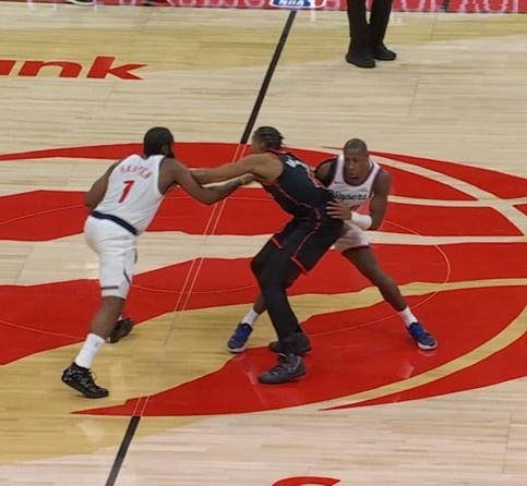 开云-关键球！邓恩掩护撞到巴恩斯&amp;裁判吹掩护犯规 快船挑战失败