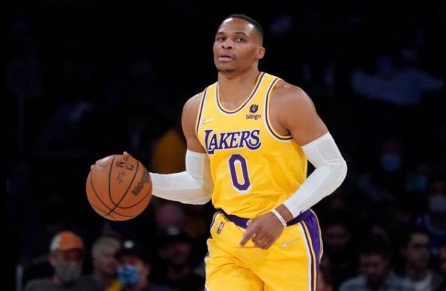 韦少：赛季起起伏伏很正常 我们的目标仍是总冠军