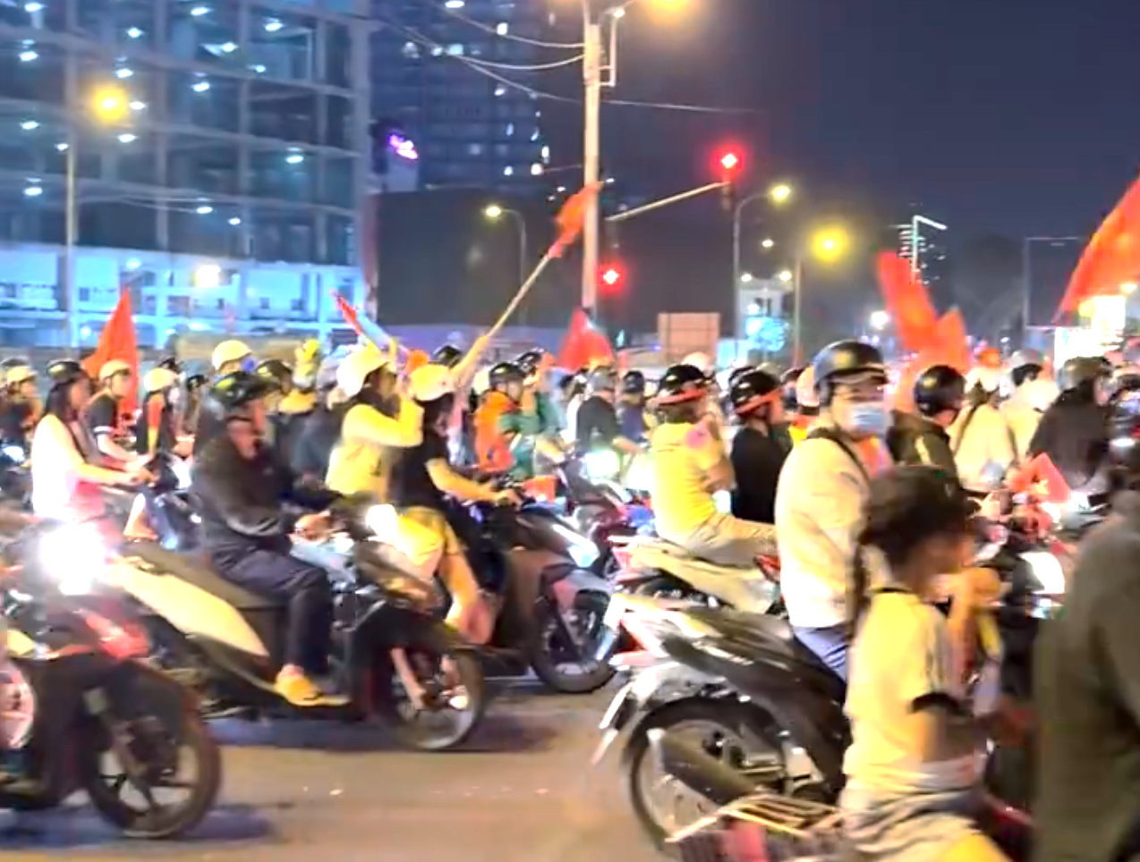 开云-越南民众深夜狂欢！美女球迷纯洁笑容 万人骑摩托+扛国旗涌上街头