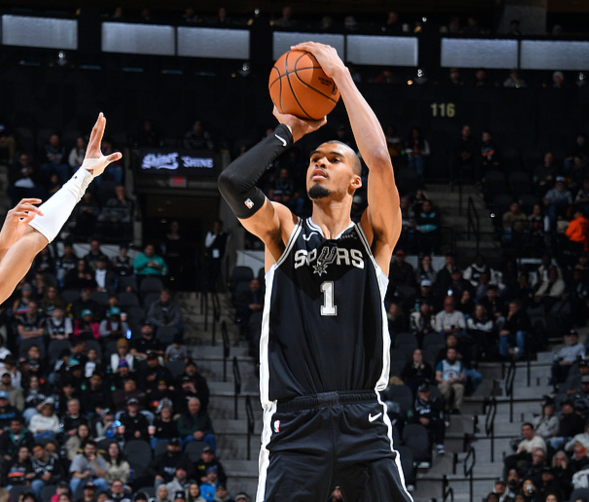 开云体育官网-西部最新排名：勇士创NBA奇迹，湖人收大礼，雷霆爆冷连败