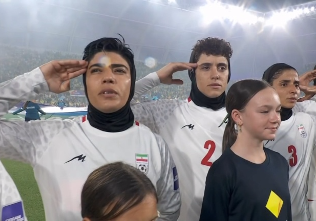 开云体育官网-声援祖国？伊朗女足亚洲杯高唱国歌+动情敬军礼！首轮曾集体沉默