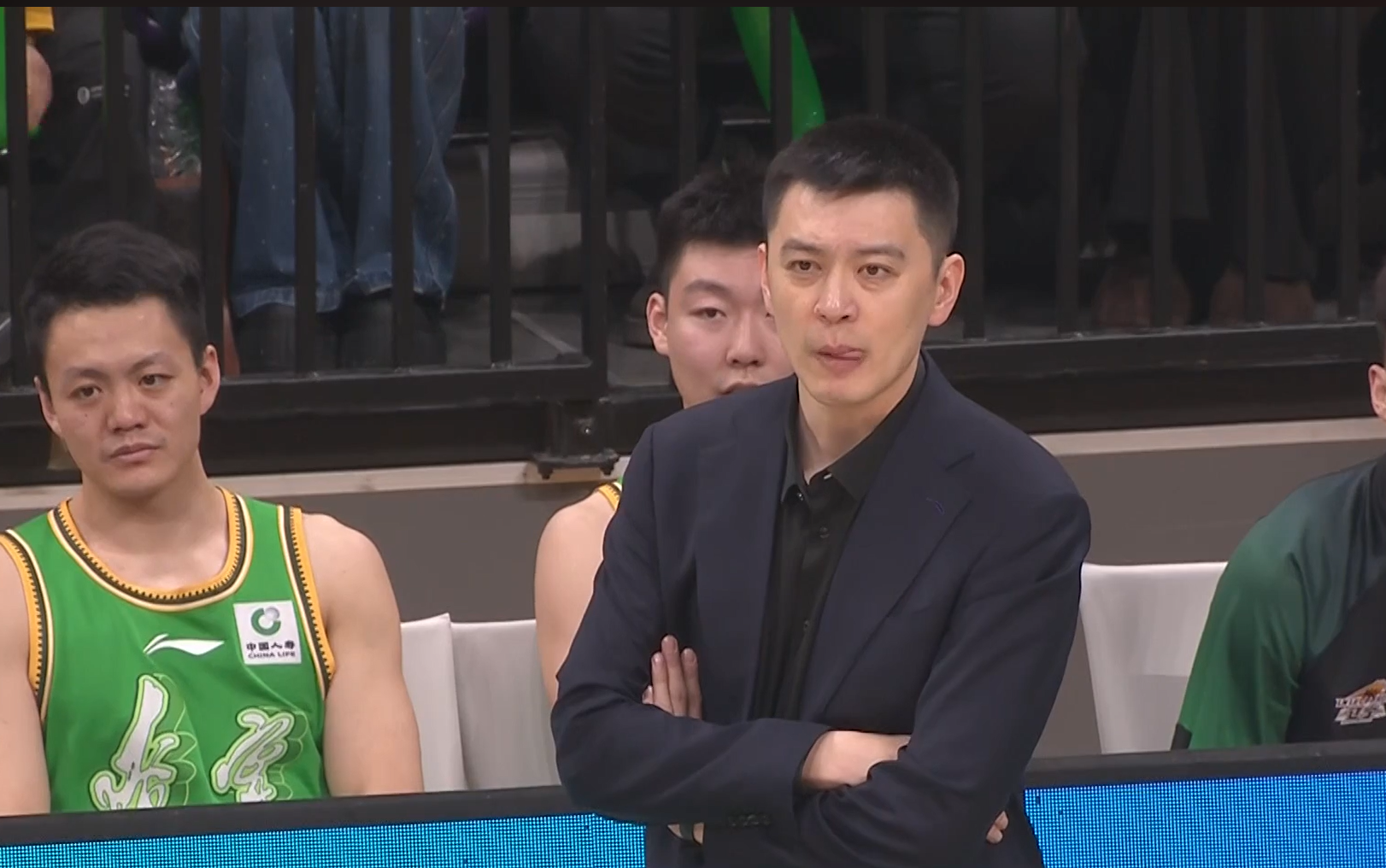 开云体育APP下载-一地鸡毛！辽宁输新疆队19分，还有3个坏消息 杨鸣很无奈