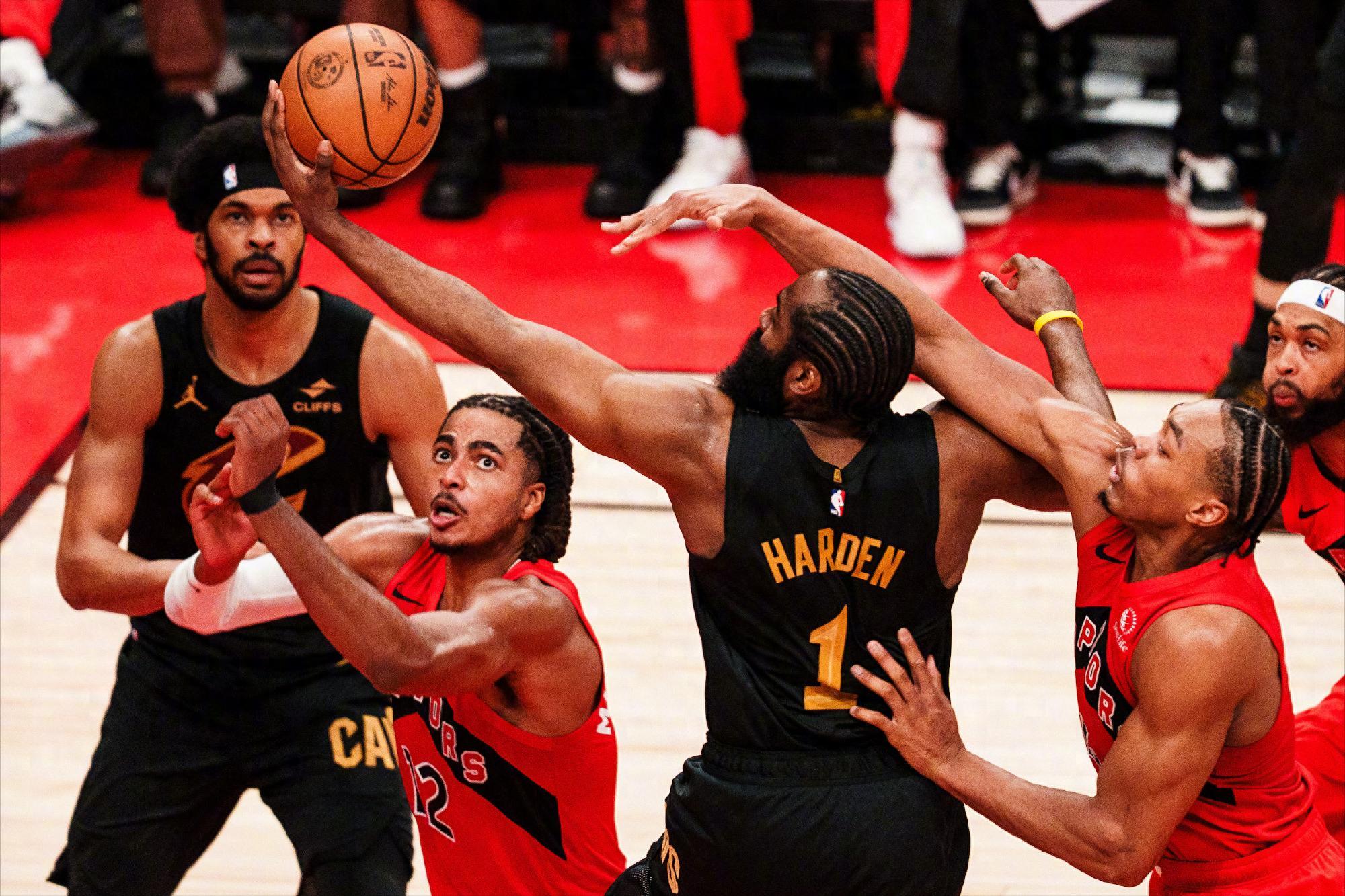 开云-总分2-2追平，骑士5大败因输得不冤！哈登两战15失误+米切尔狂铁