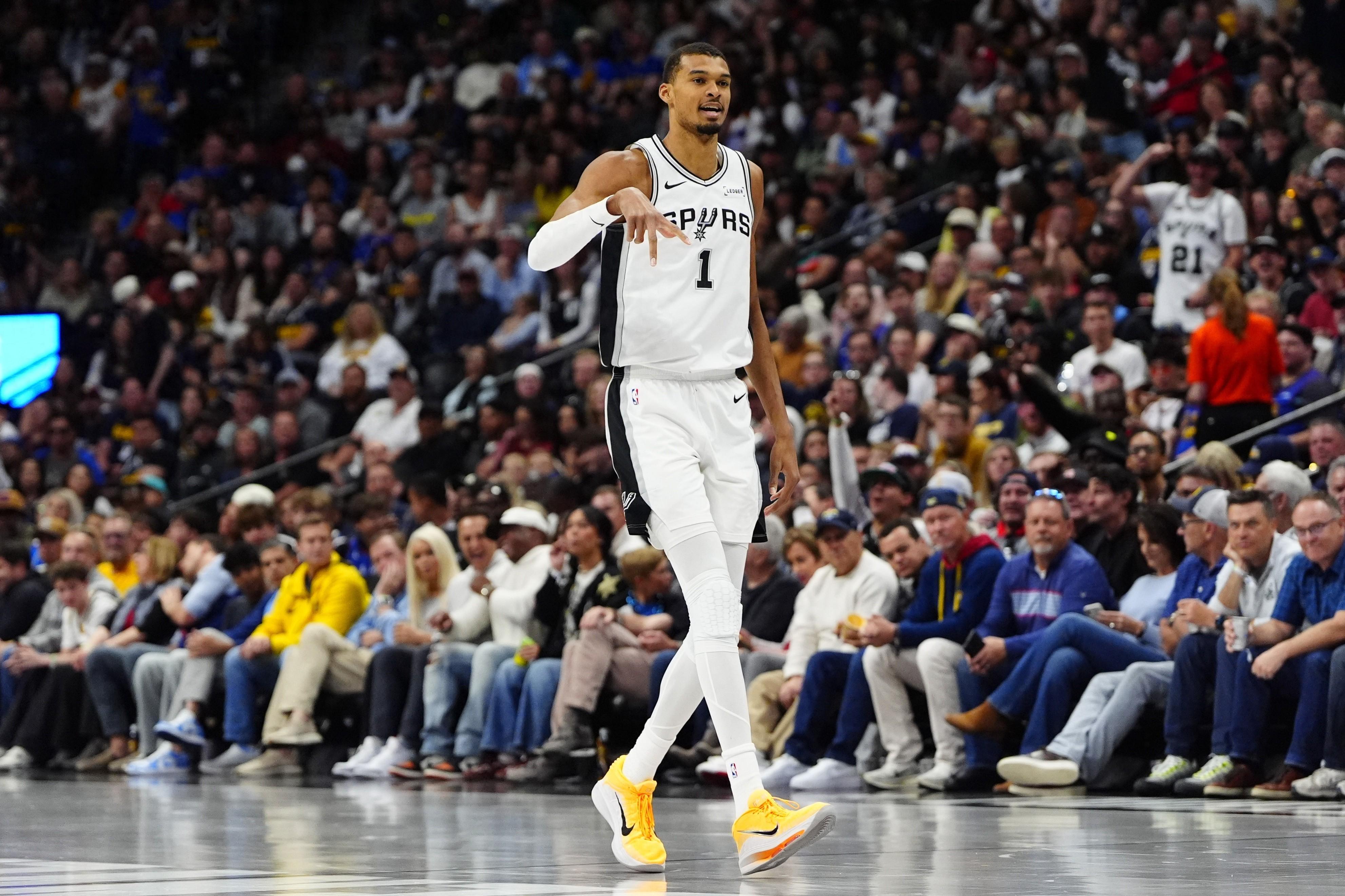 开云体育官网-27分11板3助4断7帽，文班成历史首人！马刺3-1夺赛点5大优势冲冠