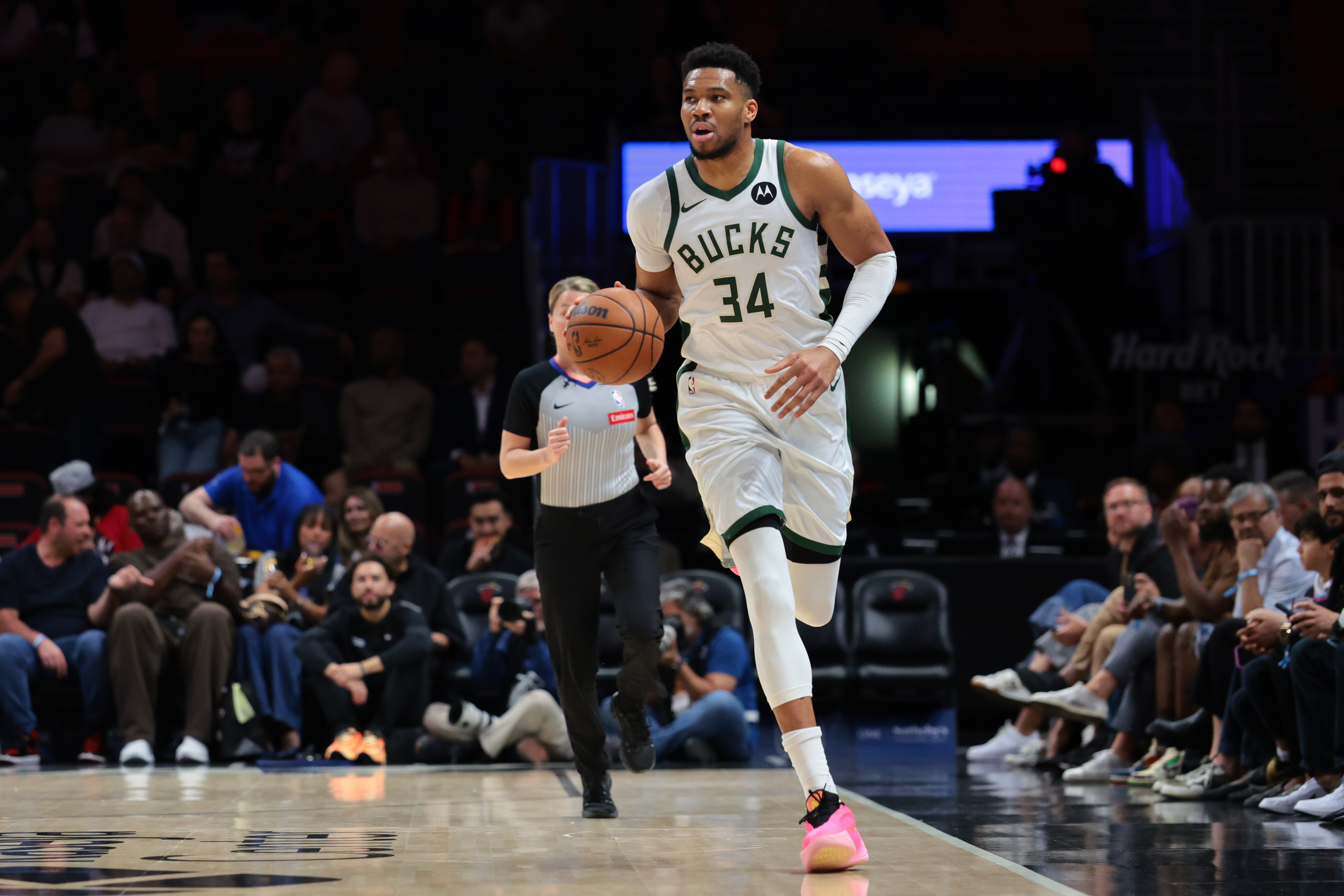 太阳播客节目主持人：字母哥绝对想来菲尼克斯 这里是他的首选！